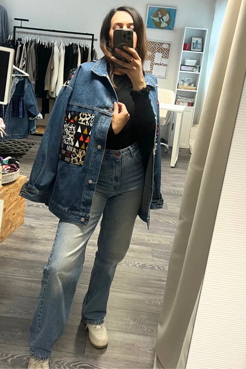 Veste jean foncé et Wax graphique