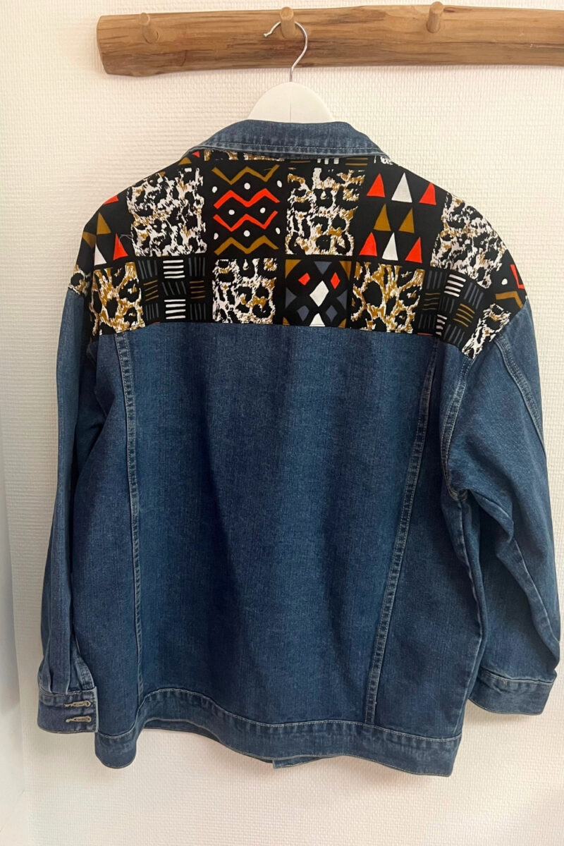 Veste jean foncé et Wax graphique