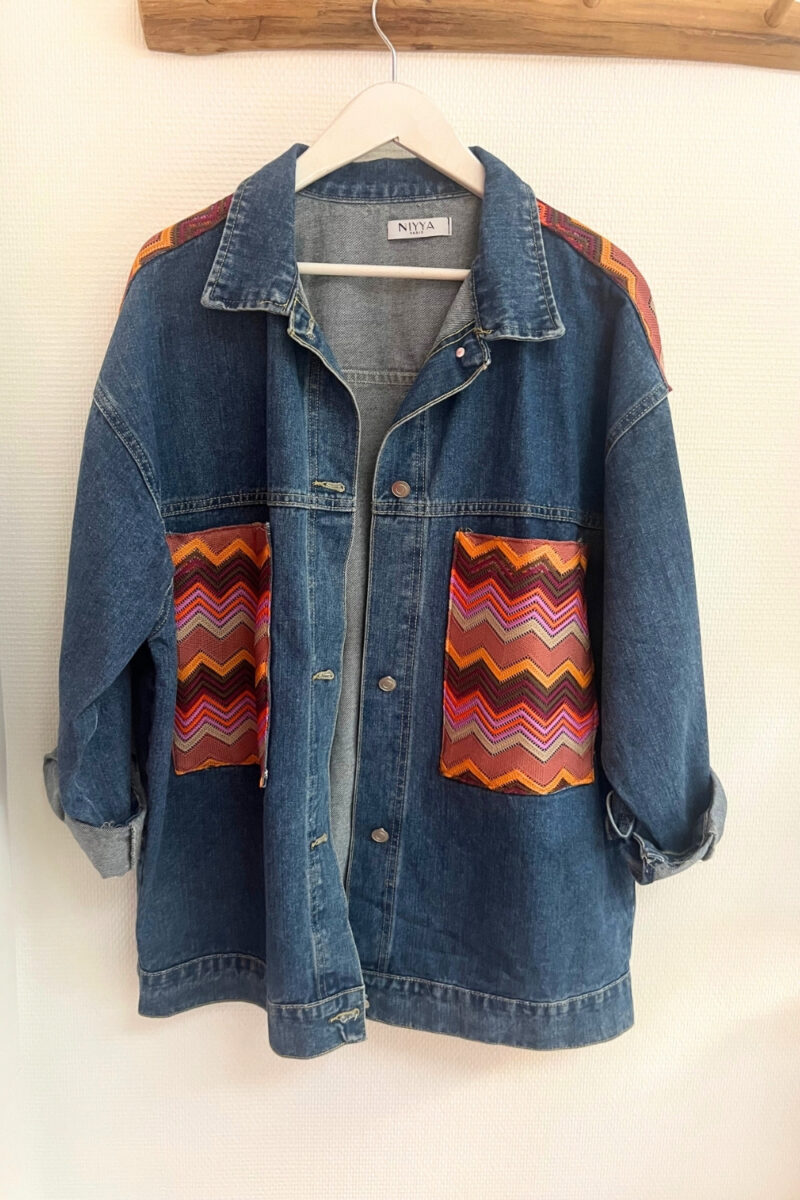Veste jean foncé et Tissu rose et orange