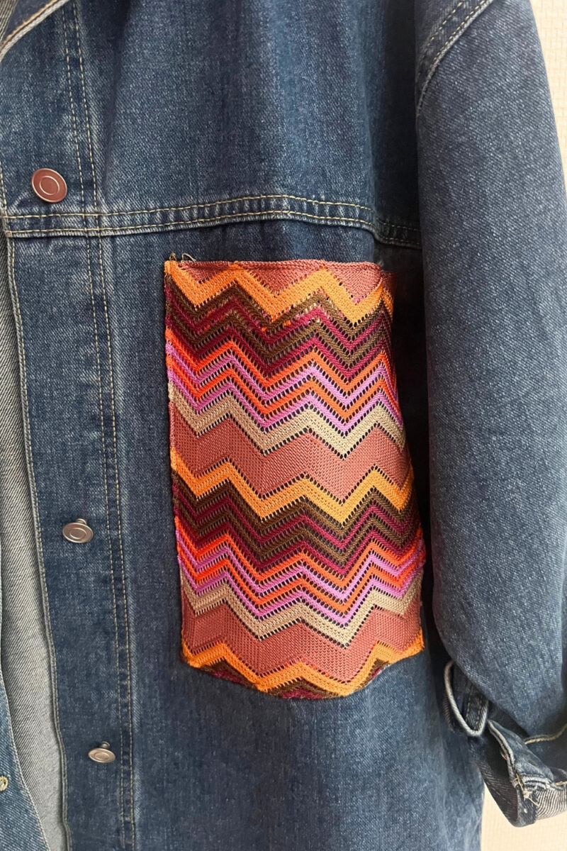 Veste jean foncé et Tissu rose et orange