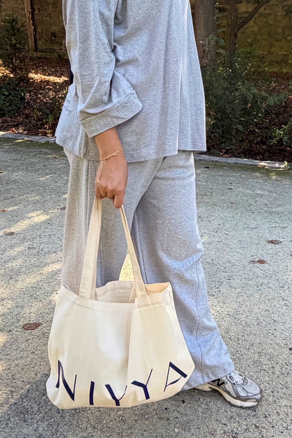 Tote bag en coton écru et bleu marine | Niyya Paris