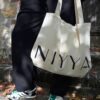 Tote bag écru à marquage noir | Niyya Paris