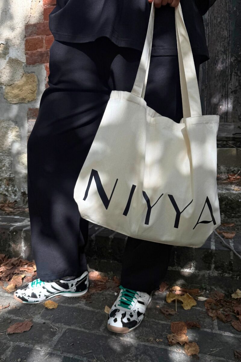 Tote bag écru à marquage noir | Niyya Paris
