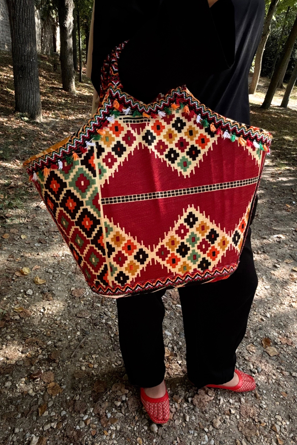 Panier rouge Algeria à motifs graphiques